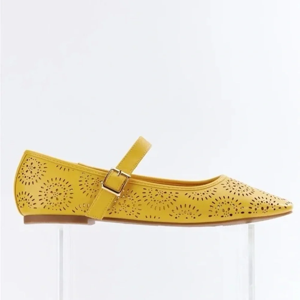 Cato | LASER CUT MARY JANE FLATS